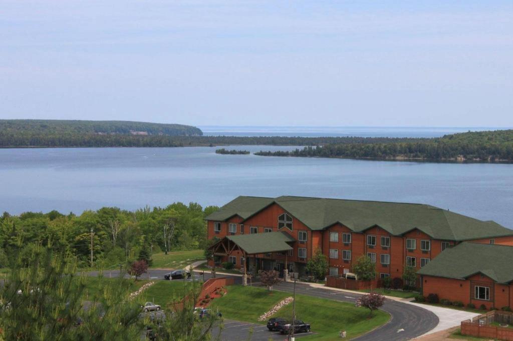 Holiday Inn Express Munising-Lakeview Hotel By Ihg Exterior foto