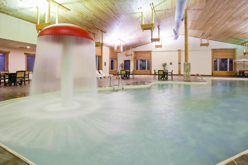 Holiday Inn Express Munising-Lakeview Hotel By Ihg Exterior foto